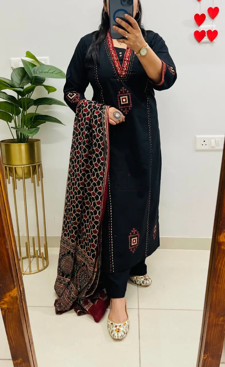 Dhabu Cotton Kurti Set with Mirror Embroidery view 3