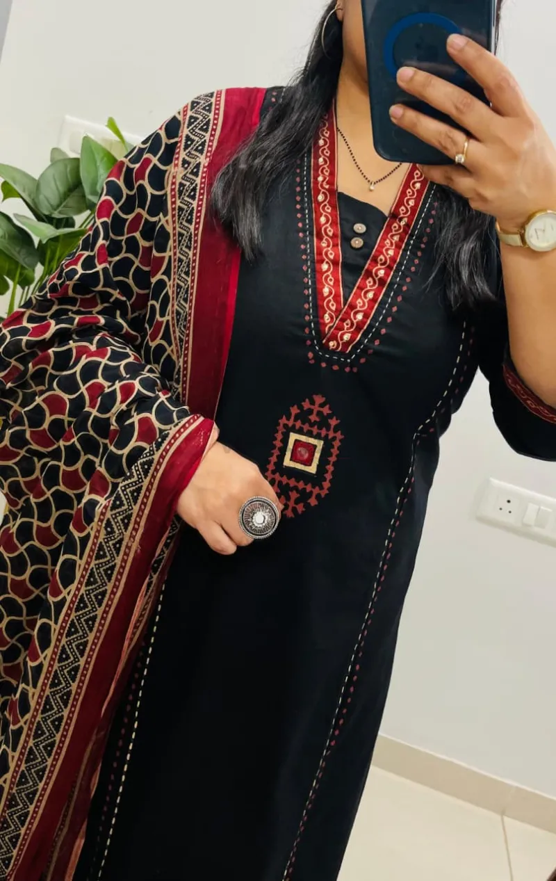 Dhabu Cotton Kurti Set with Mirror Embroidery view 4
