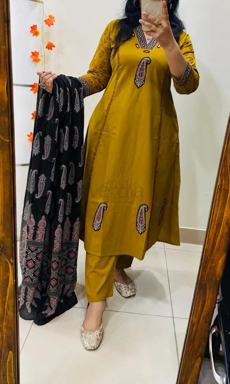 Premium Dhabu Cotton Suit with Azrakh Applique and real mirror work. view 5