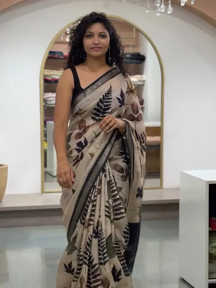 Soft Linen Saree with a Mangalagiri border with digital Print view 5